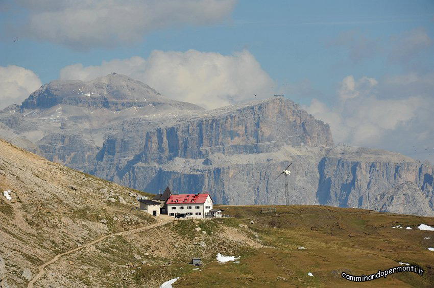 116 Zoom sul Rifugio Tires - sullo sfondo il Gruppo del Sella.JPG